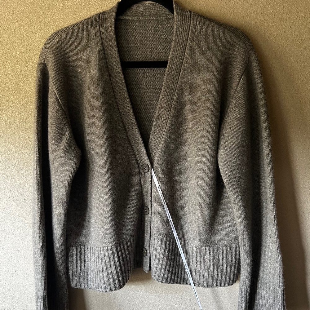 The Curated Classic Cashmere Cardigan in Otter Size S NWT - Picture 4 of 9